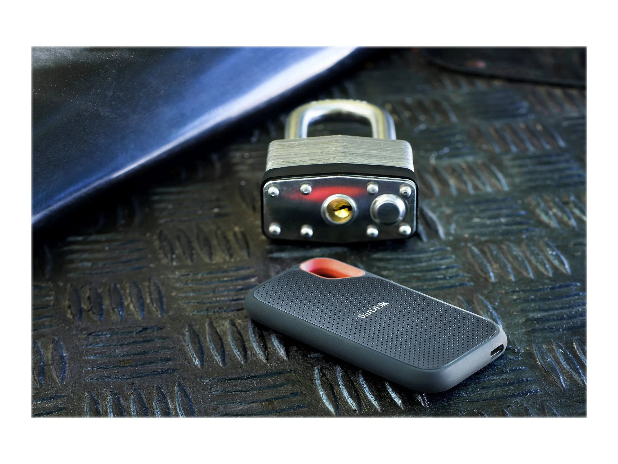 SSD   1TB SanDisk Extreme Portable USB 3.2 extern